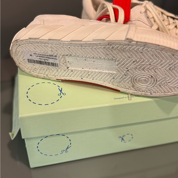 Off-White
Off-White Low Vulcanized Lace-Up Sneakers - Picture 5 of 5